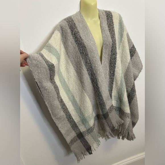 NWT Nine West Striped Poncho Wrap - Picture 4 of 7